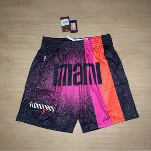 Mitchell & Ness Swingman Shorts Men’s L/XL Miami Heat Basketball Spellout Logo